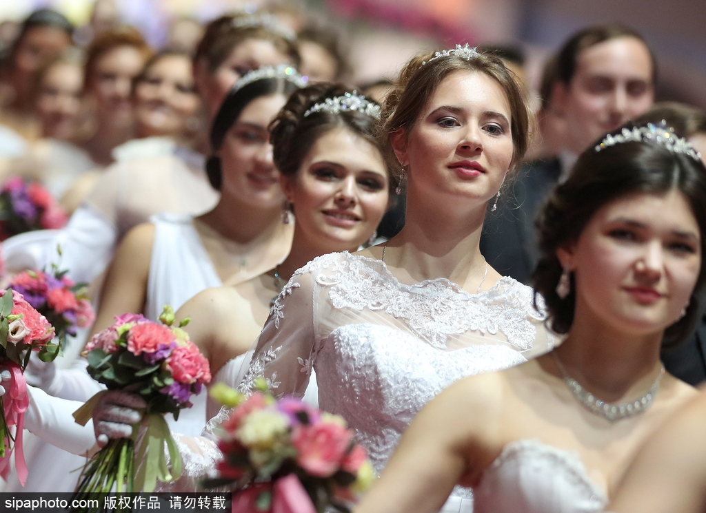 維也納慈善舞會莫斯科盛大開幕 現場美女俊男云集華麗繽紛