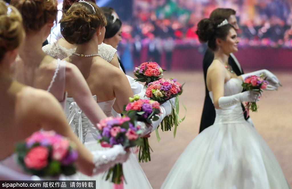 維也納慈善舞會(huì)莫斯科盛大開幕 現(xiàn)場(chǎng)美女俊男云集華麗繽紛