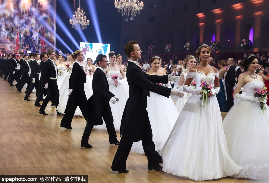 維也納慈善舞會莫斯科盛大開幕 現(xiàn)場美女俊男云集華麗繽紛