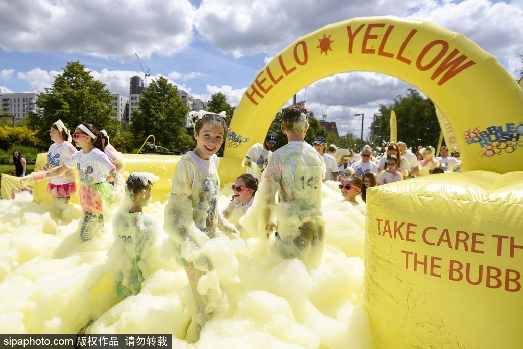 地球上最開(kāi)心的五公里！英國(guó)泡泡跑歡樂(lè)來(lái)襲嗨翻天