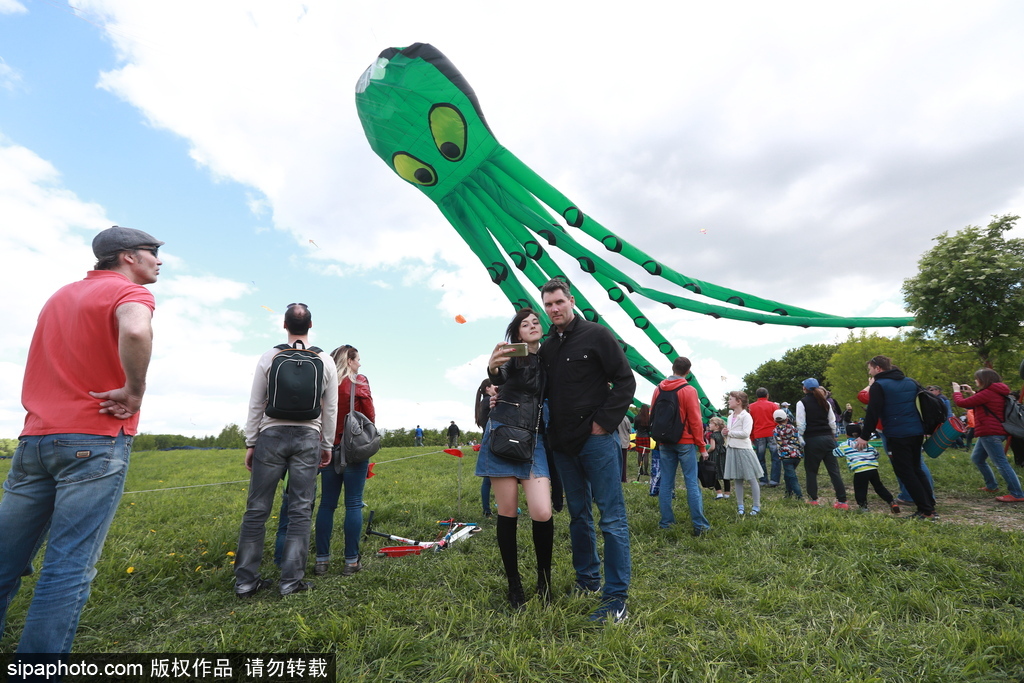 俄羅斯莫斯科舉行風箏節(jié) 五彩繽紛點綴藍天
