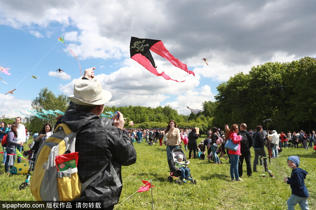 俄羅斯莫斯科舉行風箏節(jié) 五彩繽紛點綴藍天