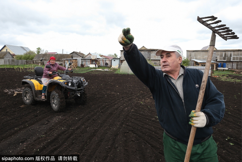 厲害了！俄羅斯老人開全地形車犁地超拉風