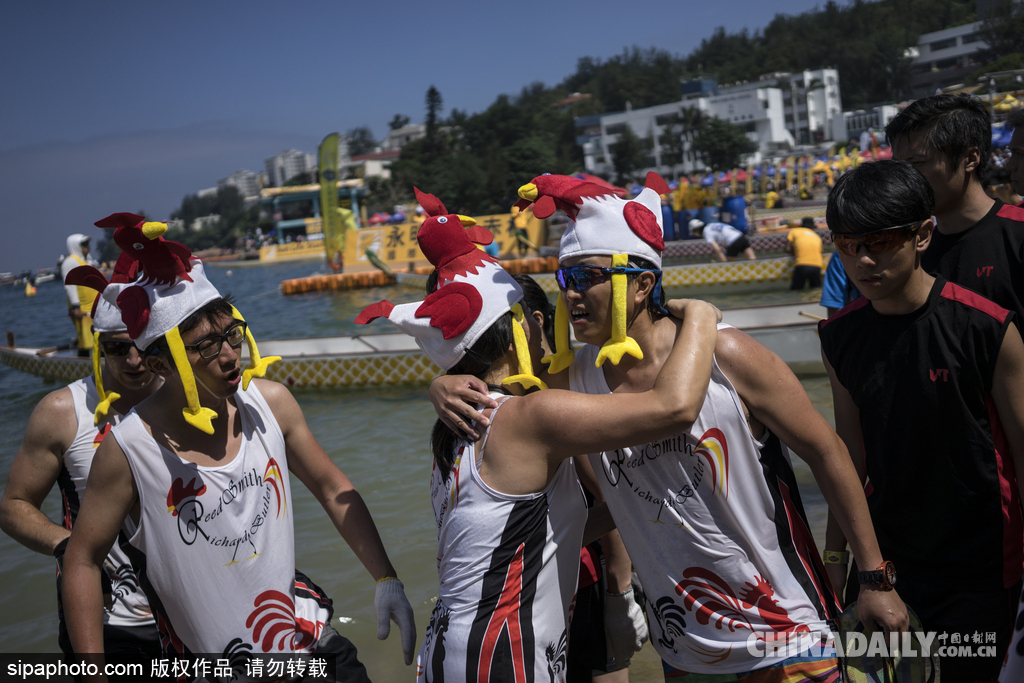 香港端午節(jié)賽龍舟活動 雞年流行頭戴“小雞”