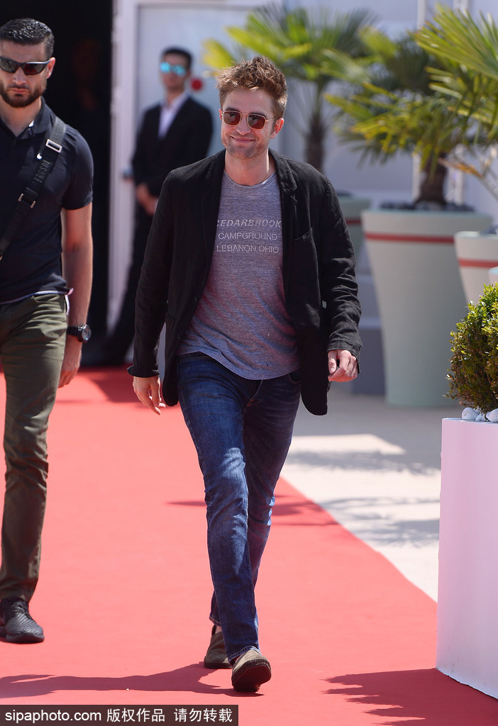70屆戛納：羅伯特·帕丁森現身發型凌亂仍吸引影迷追捧