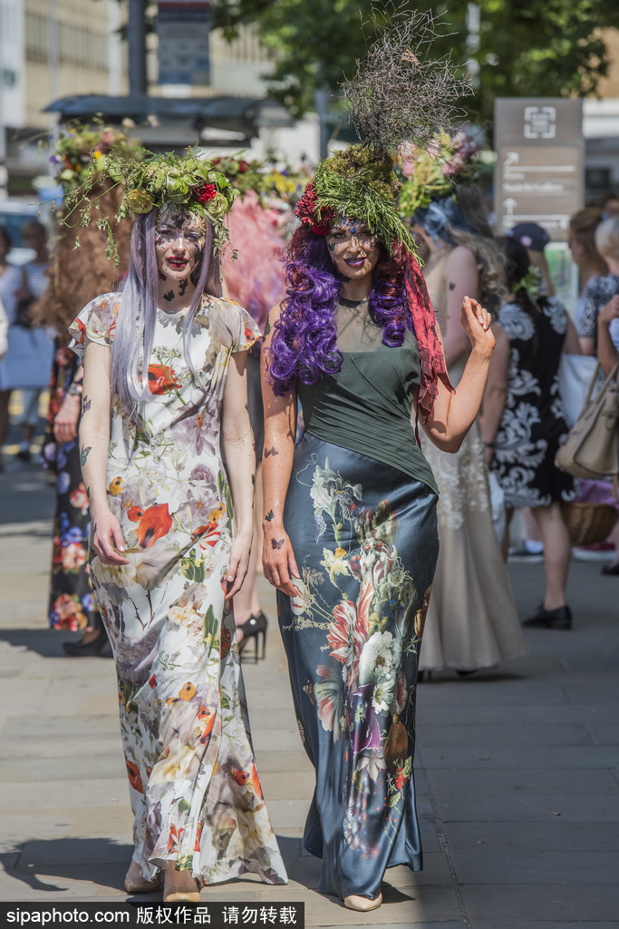 英國(guó)切爾西花展時(shí)裝展 模特變身彩色花仙子