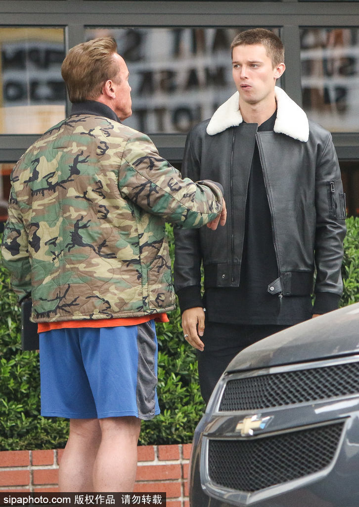 迎六一？硬漢施瓦辛格與兒子Patrick街頭擁抱大秀父子情深