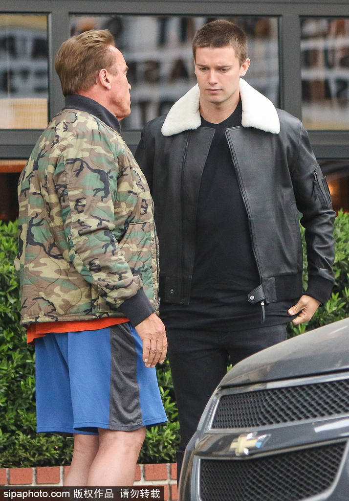 迎六一？硬漢施瓦辛格與兒子Patrick街頭擁抱大秀父子情深