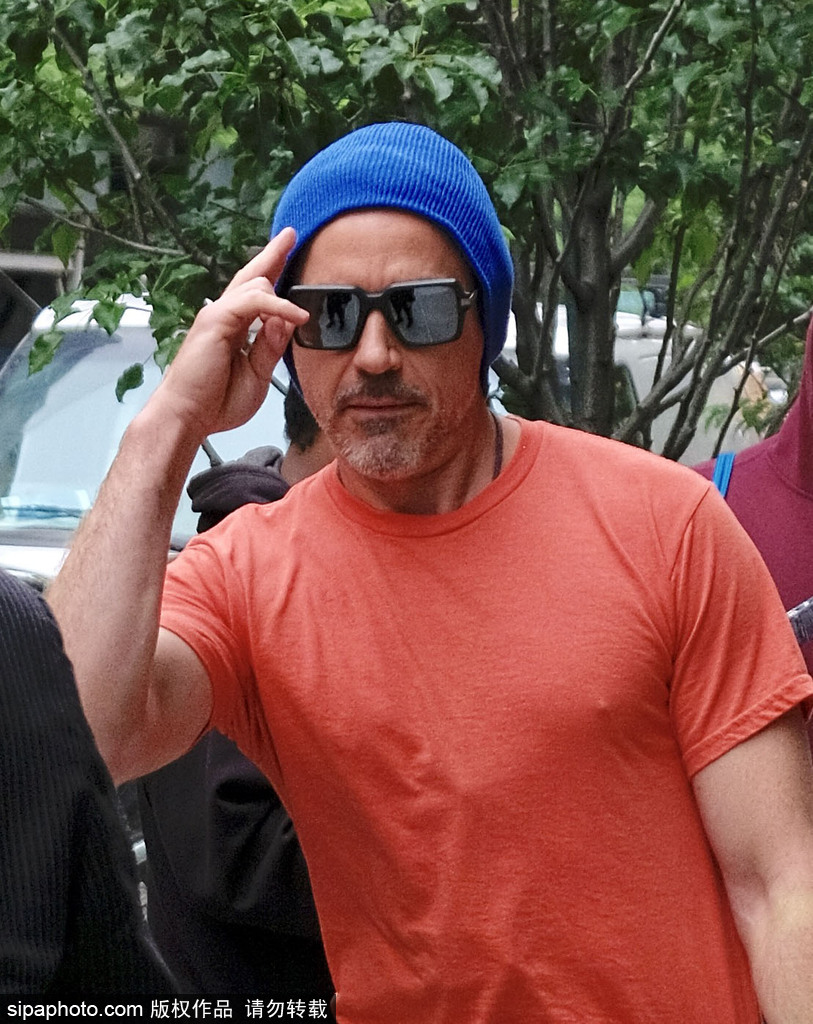 小羅伯特·唐尼穿T恤也凸點！