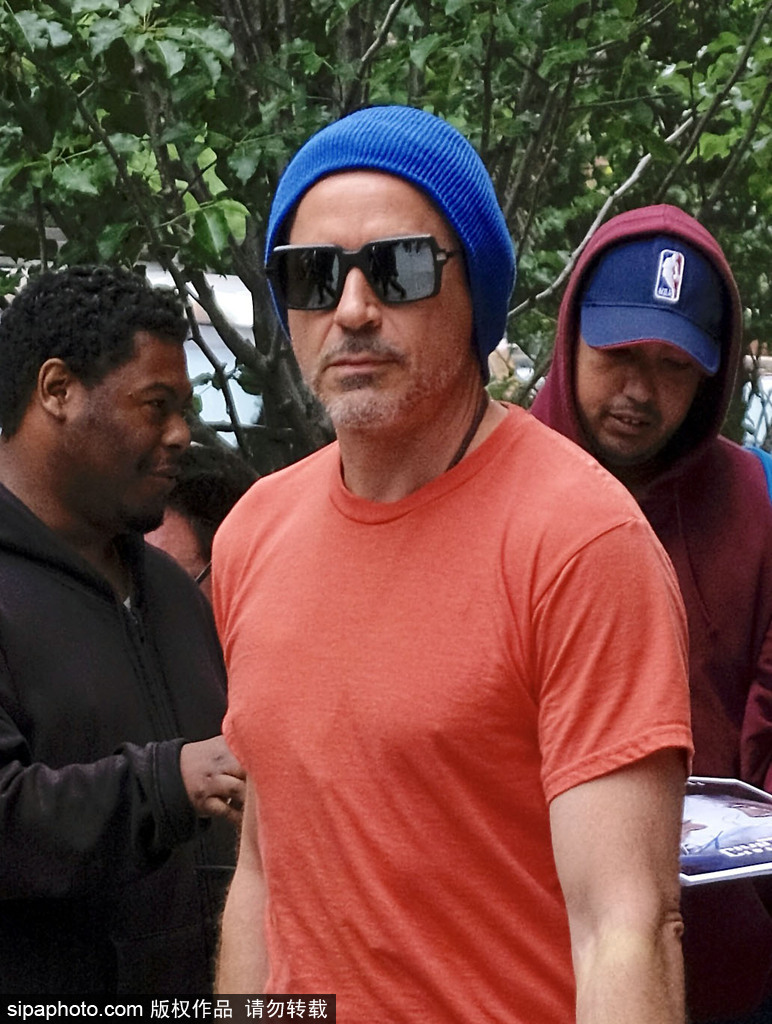 小羅伯特·唐尼穿T恤也凸點！