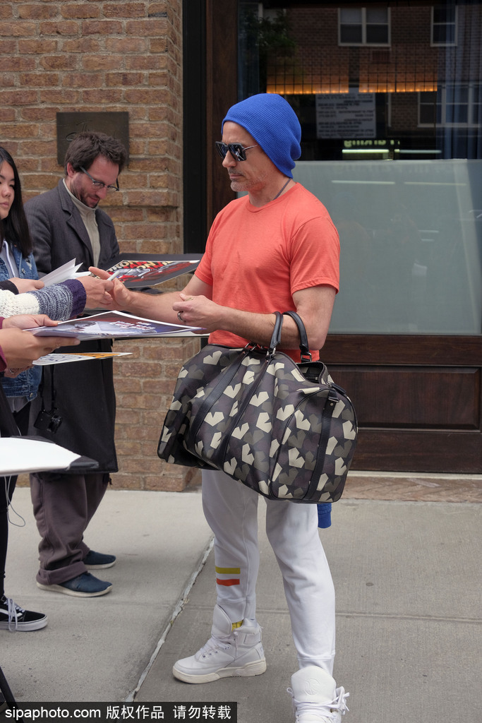 小羅伯特·唐尼穿T恤也凸點(diǎn)！