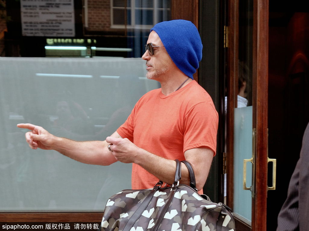 小羅伯特·唐尼穿T恤也凸點！