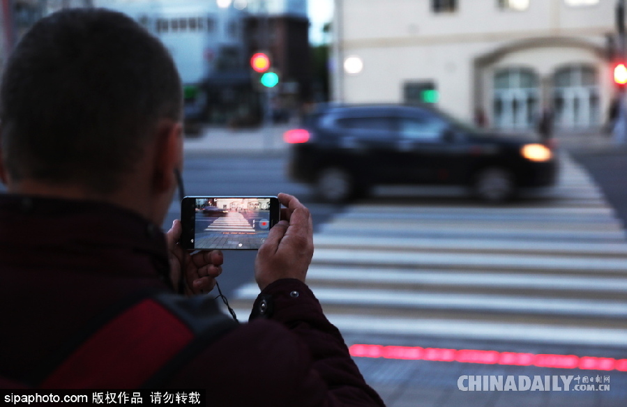 “長(zhǎng)”在斑馬線上的紅綠燈 莫斯科一街道專為低頭黨設(shè)計(jì)