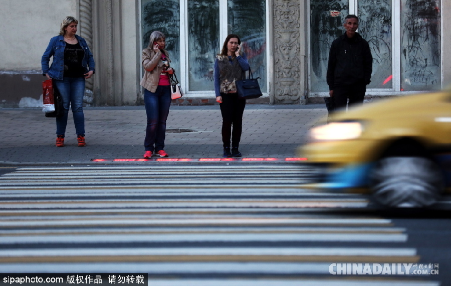 “長(zhǎng)”在斑馬線上的紅綠燈 莫斯科一街道專(zhuān)為低頭黨設(shè)計(jì)