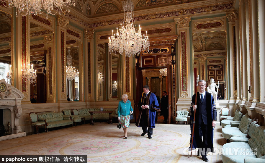 英國女王伊麗莎白二世穿碎花裙亮相萌萌噠