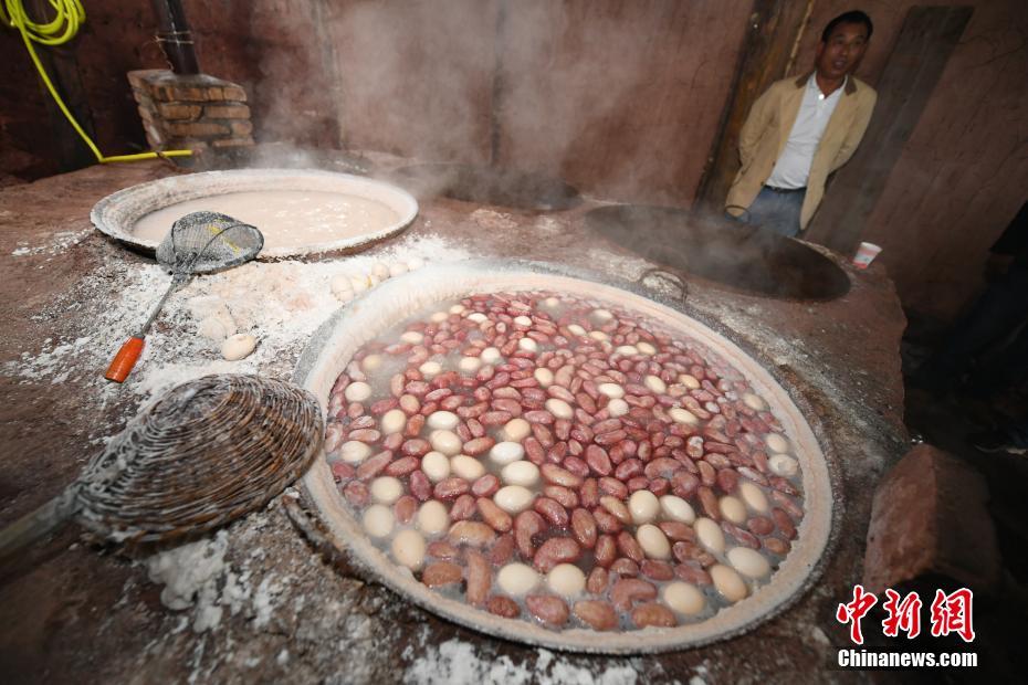 云南小鎮(zhèn)200年古鹽泉淌出“桃花鹽”