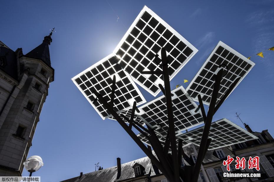 法國街頭“種”下電子樹 可提供WiFi為手機(jī)充電