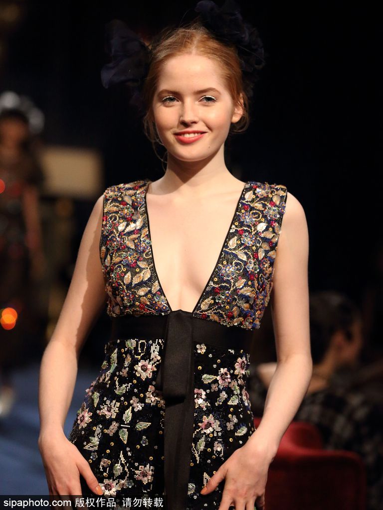 英國(guó)20歲女星艾麗·巴姆博亮相東京秀場(chǎng) 娃娃臉可愛十足