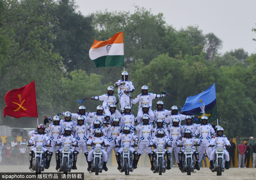 摩托大軍又開掛！印度 “Dare Devils”上演特技表演