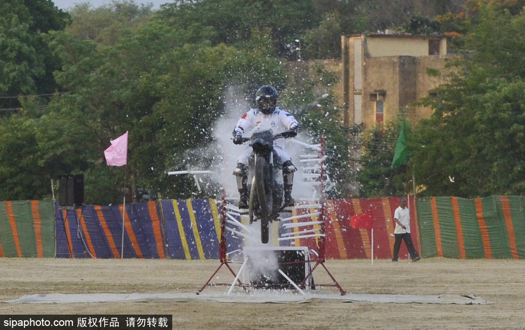 摩托大軍又開掛！印度 “Dare Devils”上演特技表演