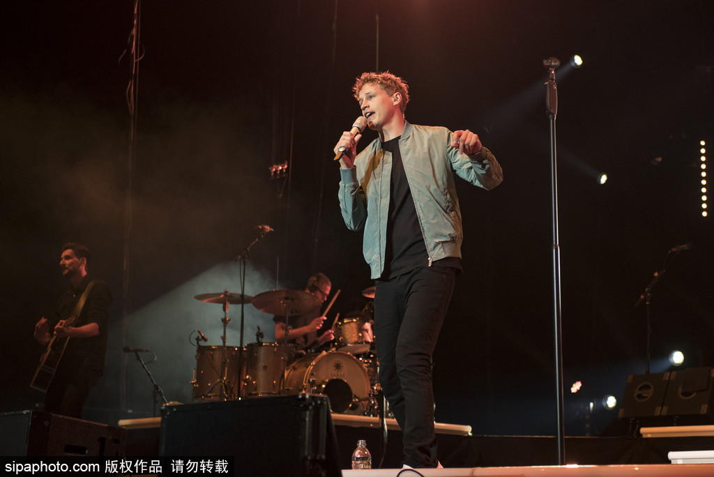 德國超萌“正太歌手”蒂姆·本茨科演唱會 抱吉他自彈自唱氣質(zhì)純良