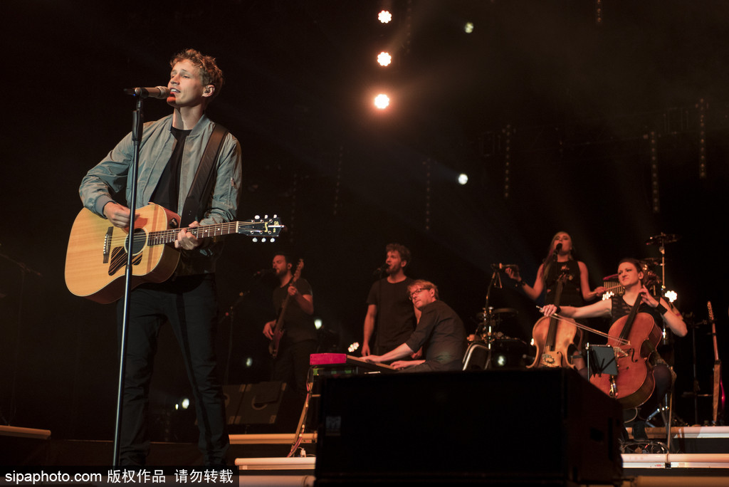 德國超萌“正太歌手”蒂姆·本茨科演唱會(huì) 抱吉他自彈自唱?dú)赓|(zhì)純良