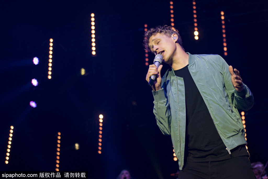 德國超萌“正太歌手”蒂姆·本茨科演唱會 抱吉他自彈自唱氣質(zhì)純良