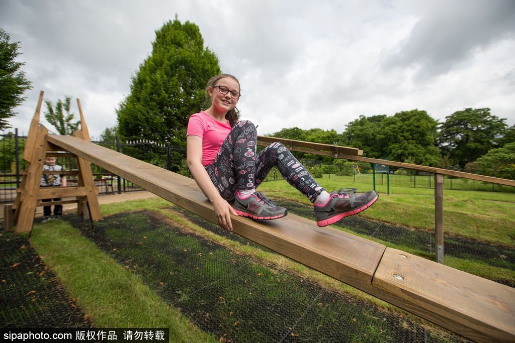 英國(guó)再現(xiàn)世界第一個(gè)兒童滑梯 距今九十多年竟沒(méi)有邊沿