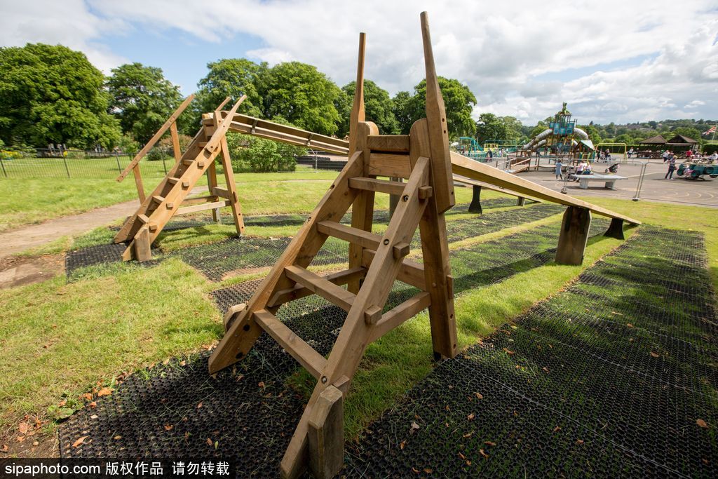 英國再現世界第一個兒童滑梯 距今九十多年竟沒有邊沿
