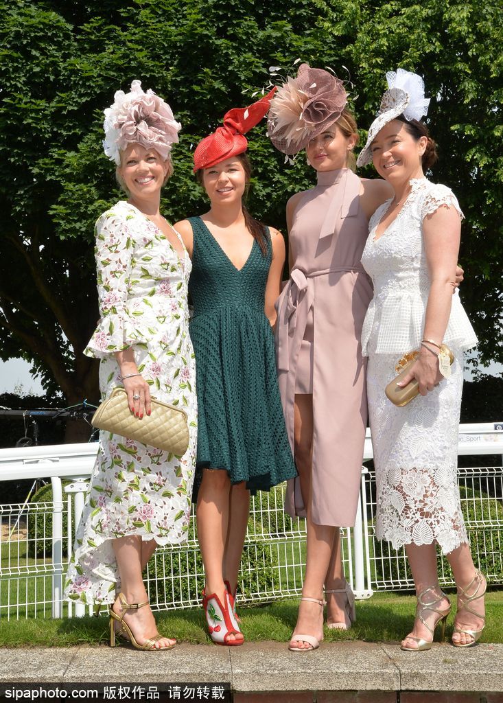英國賽馬節“女士日” 眾美女上演“帽子戲法”