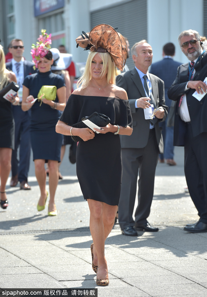 英國(guó)賽馬節(jié)“女士日” 眾美女上演“帽子戲法”