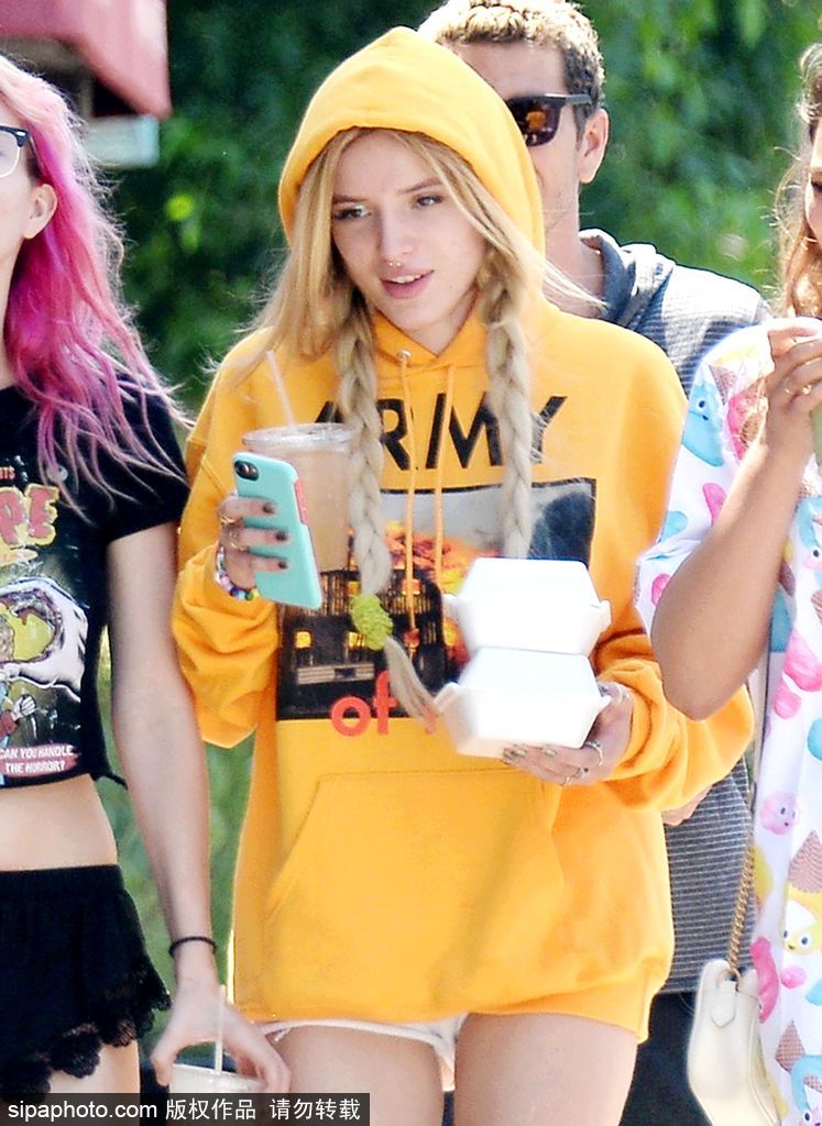 帕森斯前約會女友貝拉·索恩潮裝出街美腿盡顯青春有活力