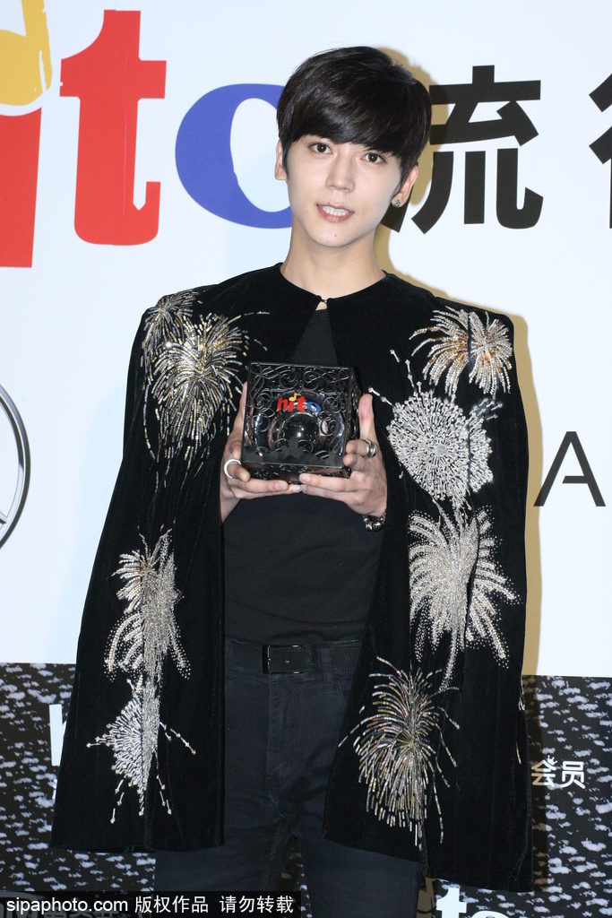 2017hito流行音樂獎：撞臉鹿晗？畢書盡潮裝帥氣表情呆萌