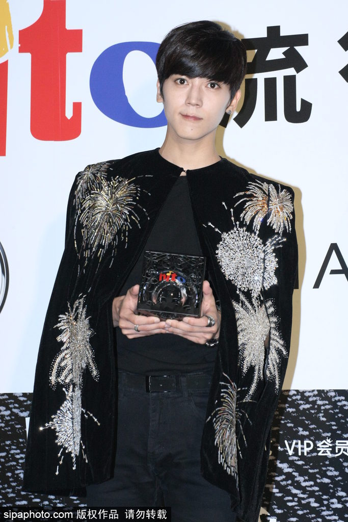 2017hito流行音樂獎：撞臉鹿晗？畢書盡潮裝帥氣表情呆萌