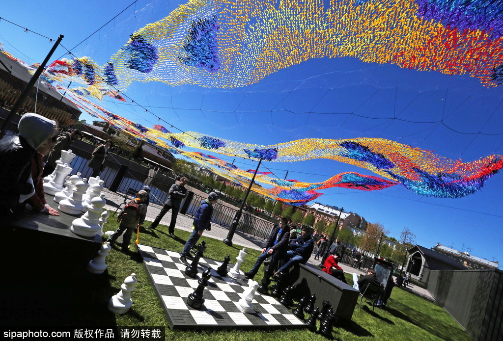 如墜凡間 俄羅斯藝術家創作“火鳥”降落傘織物藝術品