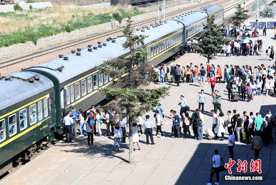 “高考專列”開行15年 兩萬多名邊遠(yuǎn)考生受益(組圖)