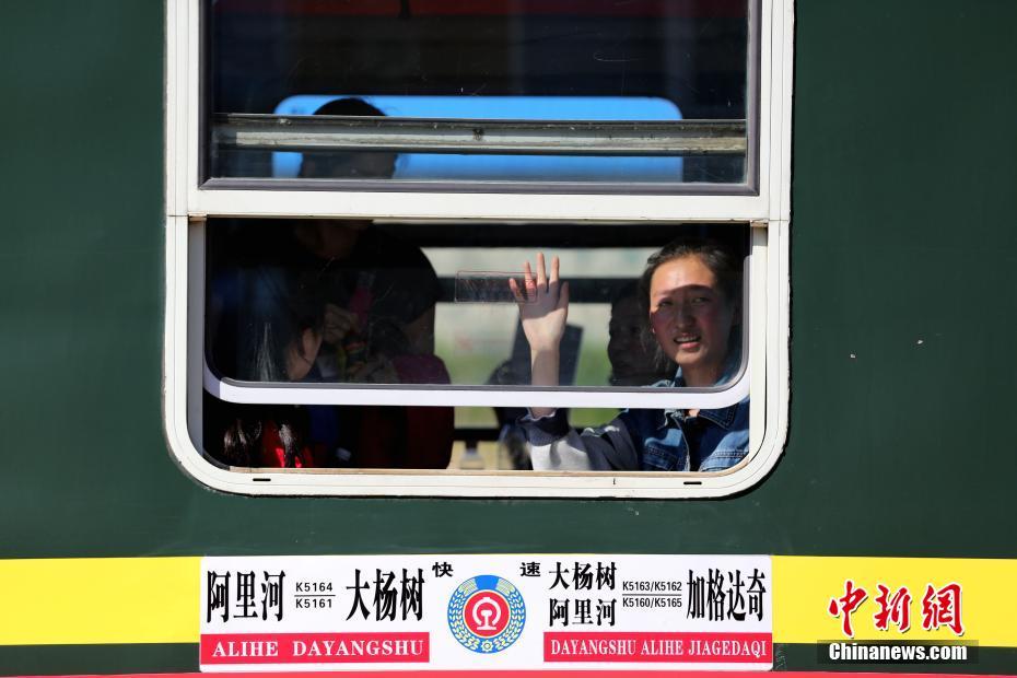 “高考專列”開行15年 兩萬多名邊遠考生受益(組圖)