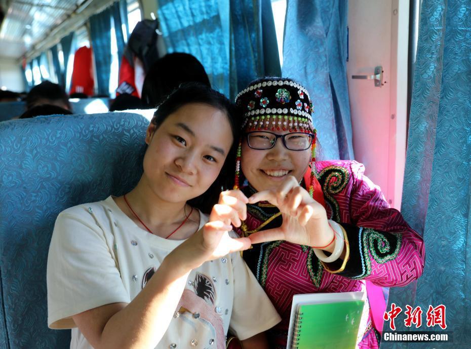 “高考專列”開行15年 兩萬多名邊遠考生受益(組圖)