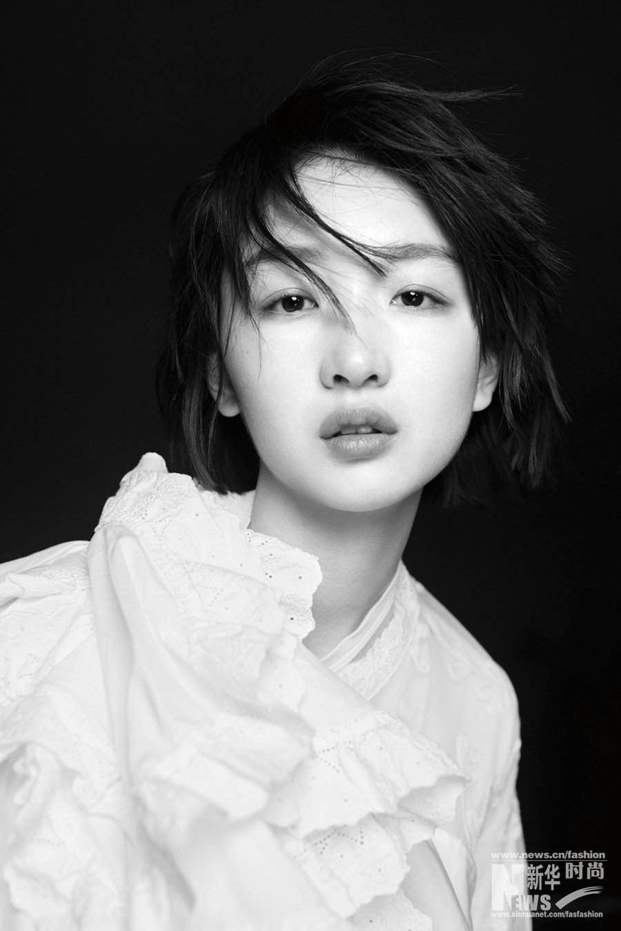 周冬雨登時(shí)尚雜志封面 漫步街頭酷美范兒十足