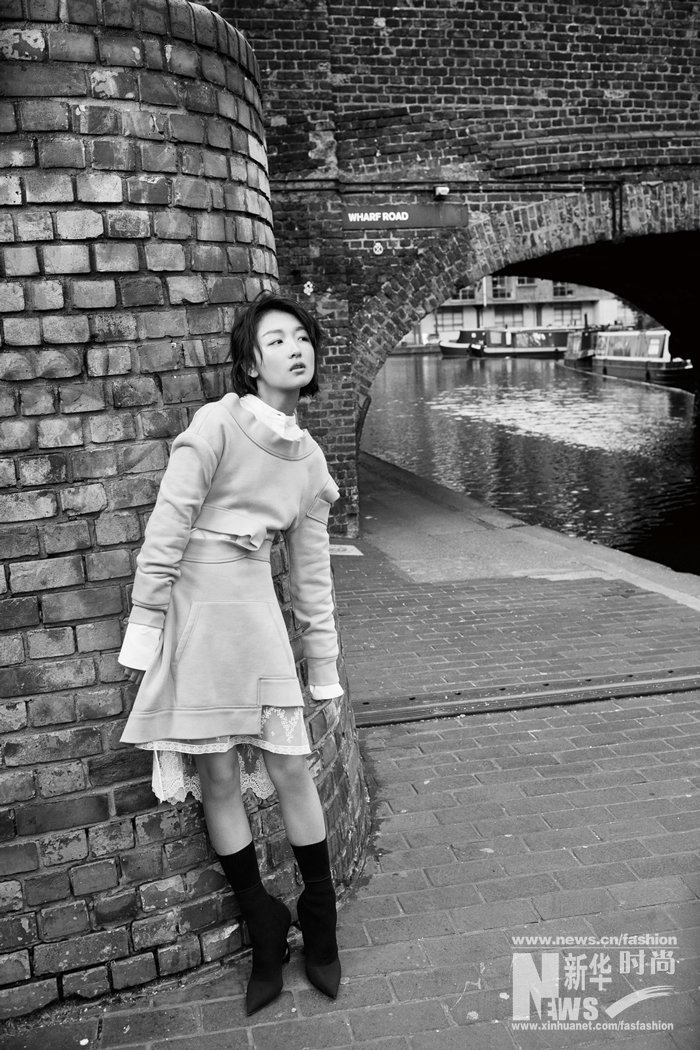 周冬雨登時尚雜志封面 漫步街頭酷美范兒十足