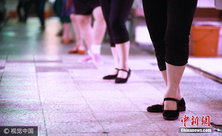 午后菜市場成舞場 賣菜大媽集體蹦迪