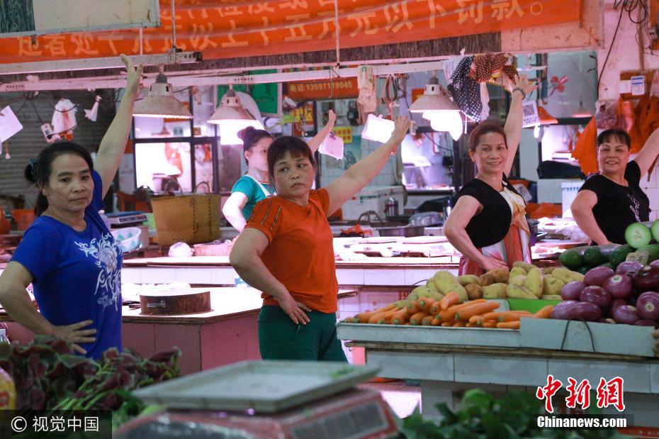 午后菜市場成舞場 賣菜大媽集體蹦迪