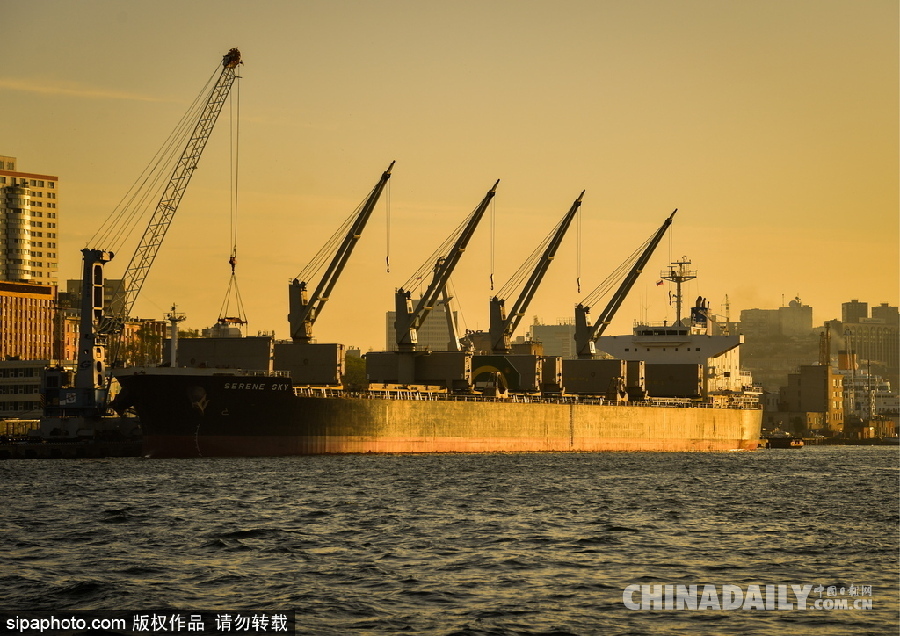 俄羅斯金角灣日出 金黃色陽(yáng)光灑滿大地