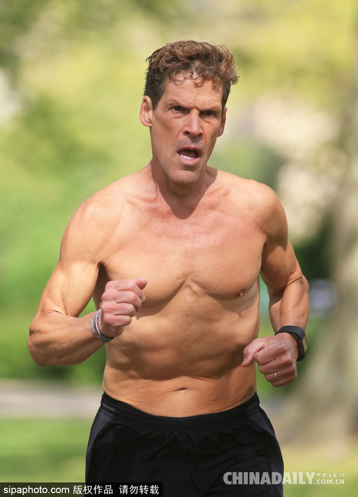 走近超級(jí)馬拉松之王迪恩·卡納西斯 曾50天不間斷跑完50個(gè)馬拉松