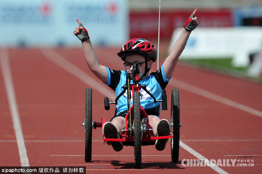 點(diǎn)燃生命之火 捷克舉行殘疾人田徑比賽助殘疾兒童享受運(yùn)動(dòng)樂(lè)趣