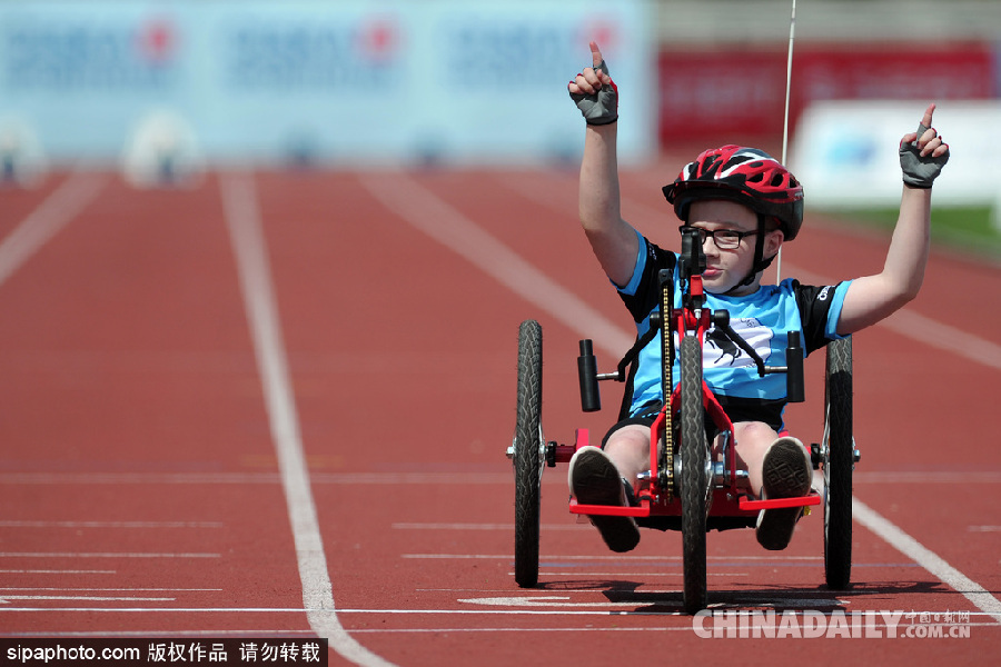 點(diǎn)燃生命之火 捷克舉行殘疾人田徑比賽助殘疾兒童享受運(yùn)動(dòng)樂(lè)趣