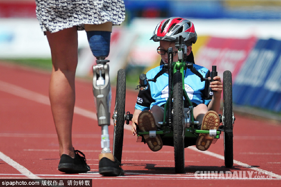 點燃生命之火 捷克舉行殘疾人田徑比賽助殘疾兒童享受運動樂趣