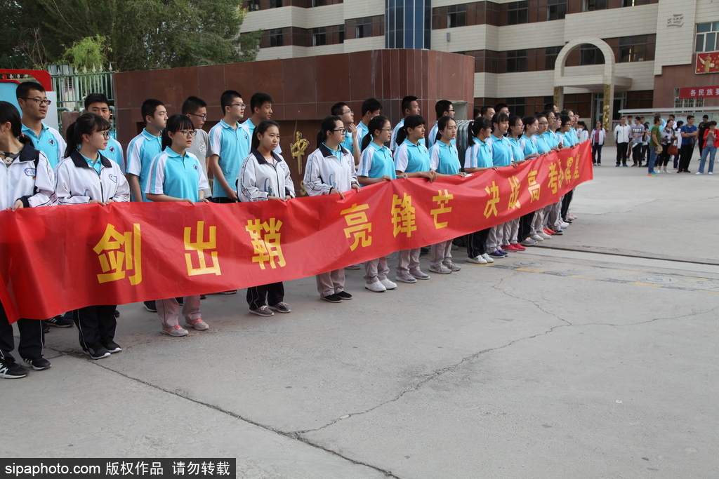 新疆哈密：高考第一日 低年級學生家長送考沿路壯行