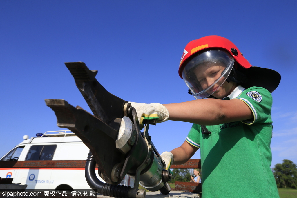 戰(zhàn)斗民族萌娃不簡(jiǎn)單 俄羅斯緊急情況部組織兒童夏令營(yíng)