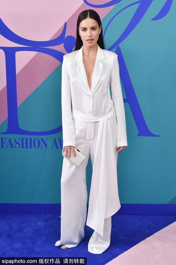 維密超模阿德里亞娜·利馬氣場強大眼神犀利 罕見露笑容反差萌十足